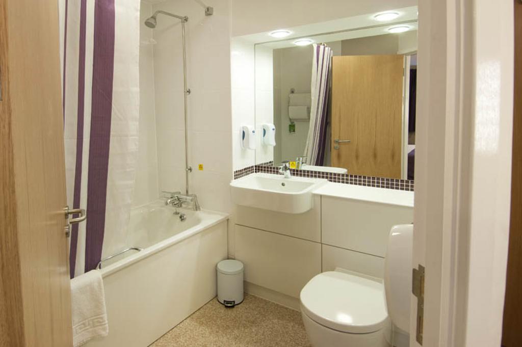 Premier Inn Ashford Central Номер фото